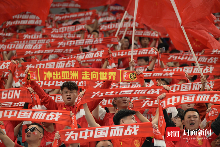 一场精彩对决引发球迷热情高涨，众人瞩目