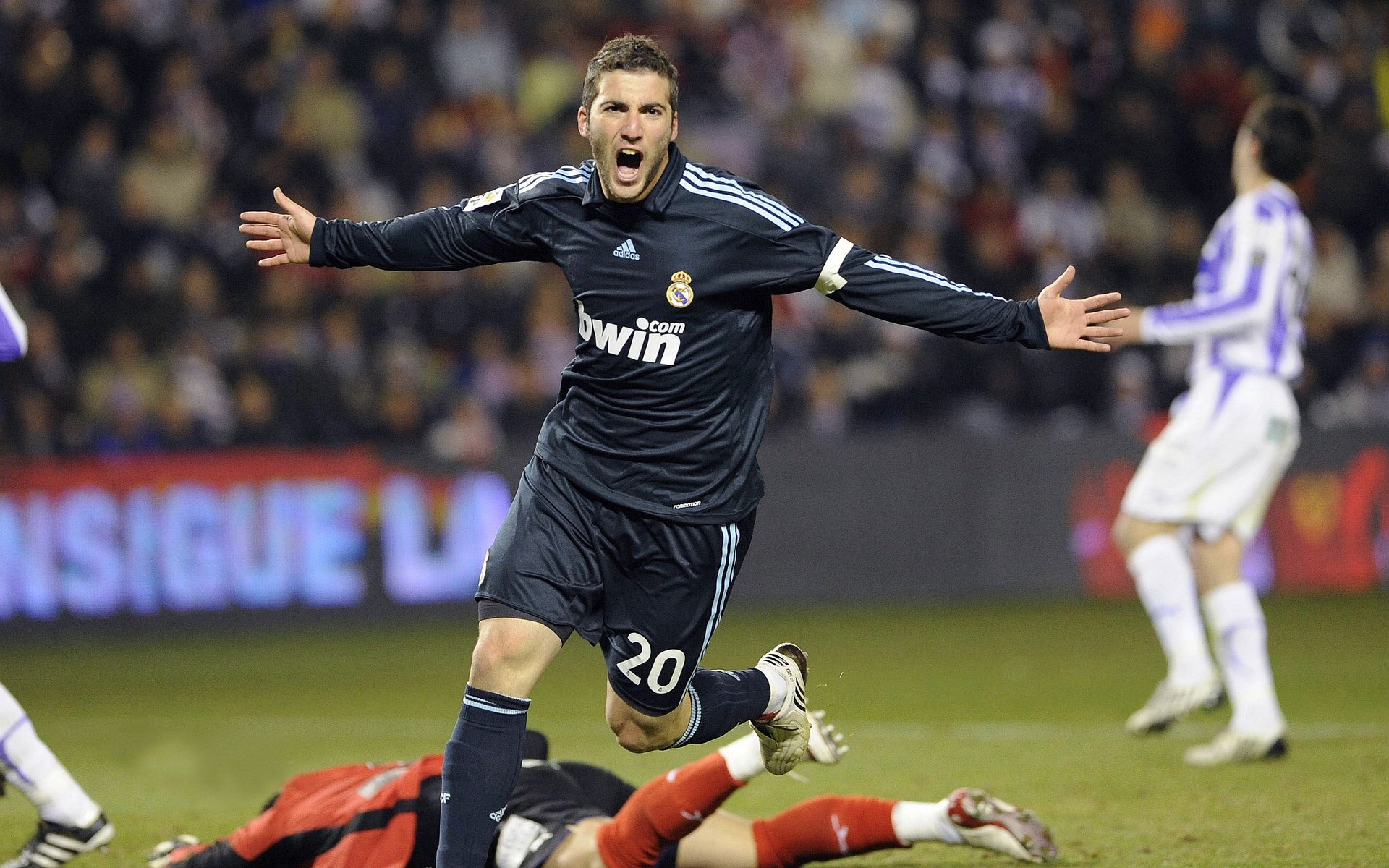 伊布精神照耀绿茵场,加拿大对阵哥伦比亚,诠释硬仗之王的真谛